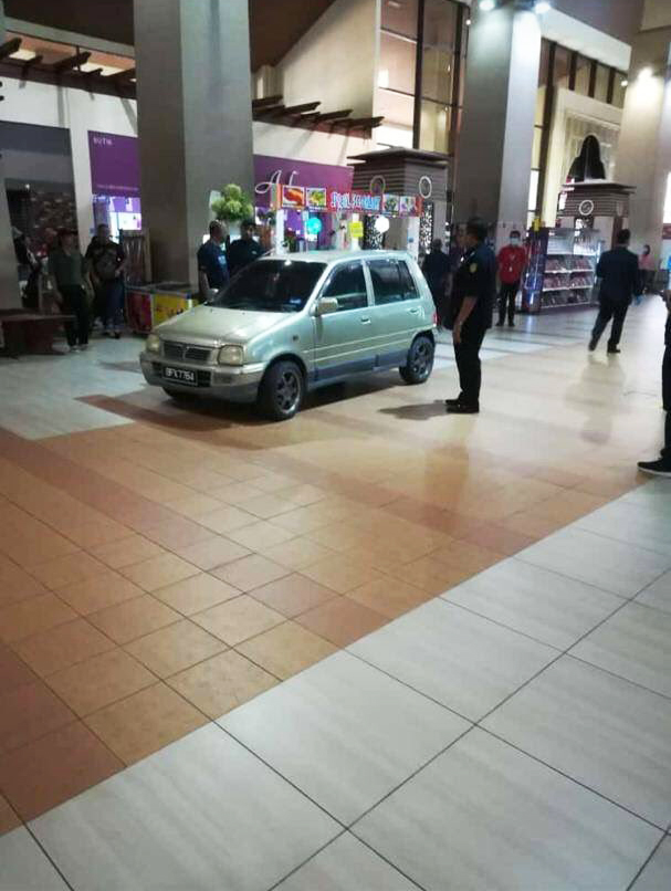 Twitter/Taslim Razin The staff had to calm the woman down.